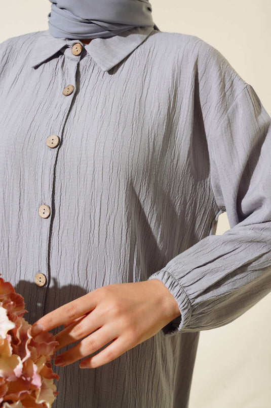 قميص طويل من لحاء الشجر بأزرار خشبية رمادي