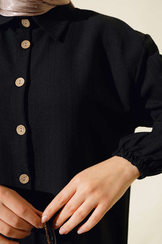 Camicia lunga nera con bottoni in legno e corteccia d'albero