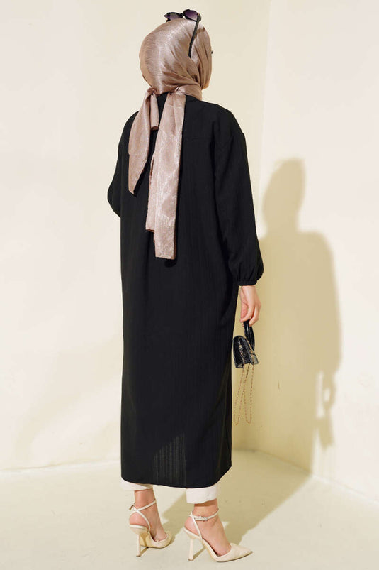 Camicia lunga nera con bottoni in legno e corteccia d'albero