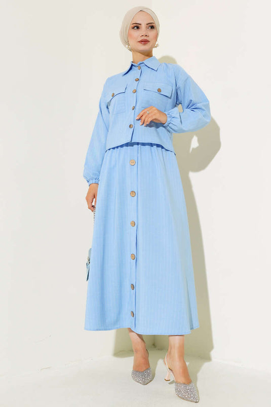 Blauer, gestreifter Rockanzug mit Holzknöpfen