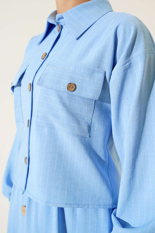 Blauer, gestreifter Rockanzug mit Holzknöpfen