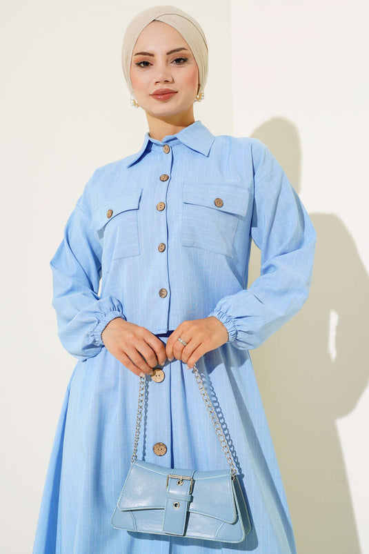 Blauer, gestreifter Rockanzug mit Holzknöpfen