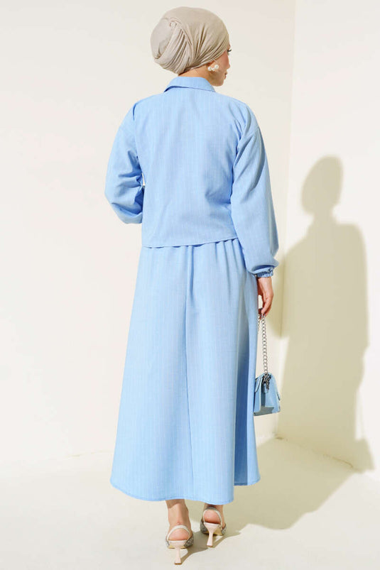 Blauer, gestreifter Rockanzug mit Holzknöpfen