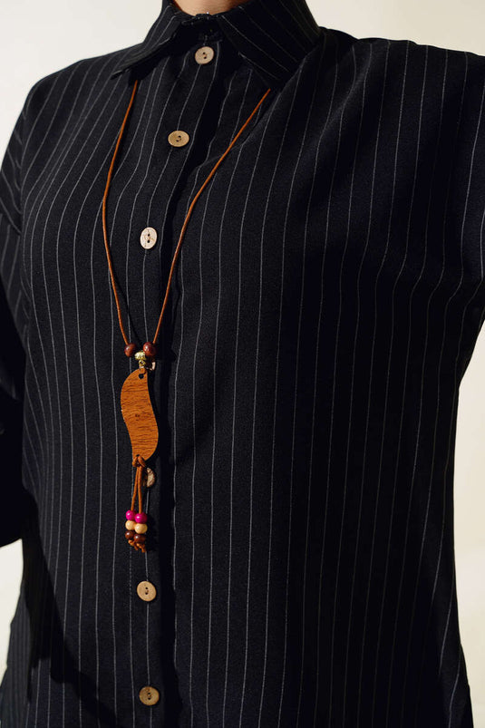 قميص مخطط بأزرار خشبية باللون الأسود