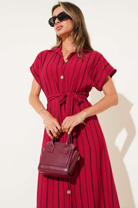 فستان مخطط بلون البرقوق بأزرار خشبية