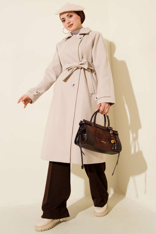 معطف كاشيه بيج بياقة متقاطعة بزر خشبي