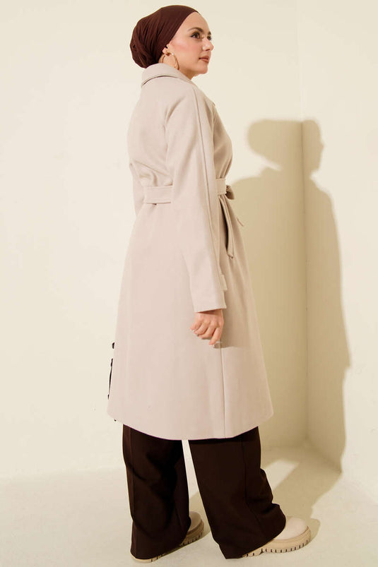 معطف كاشيه بيج بياقة متقاطعة بزر خشبي