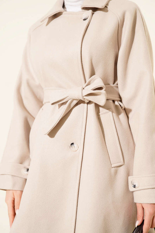 معطف كاشيه بيج بياقة متقاطعة بزر خشبي