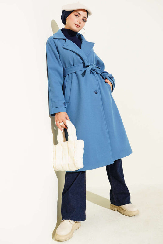 معطف تويد أزرق ذو ياقة متقاطعة وبأزرار خشبية