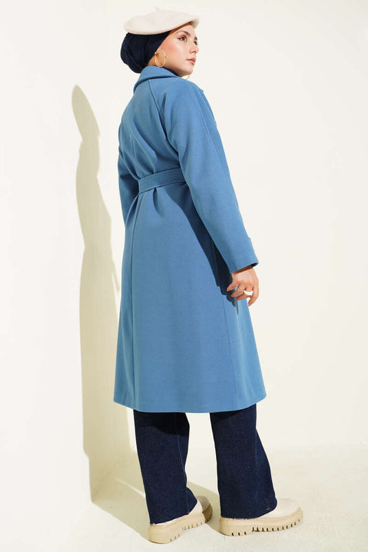 معطف تويد أزرق ذو ياقة متقاطعة وبأزرار خشبية