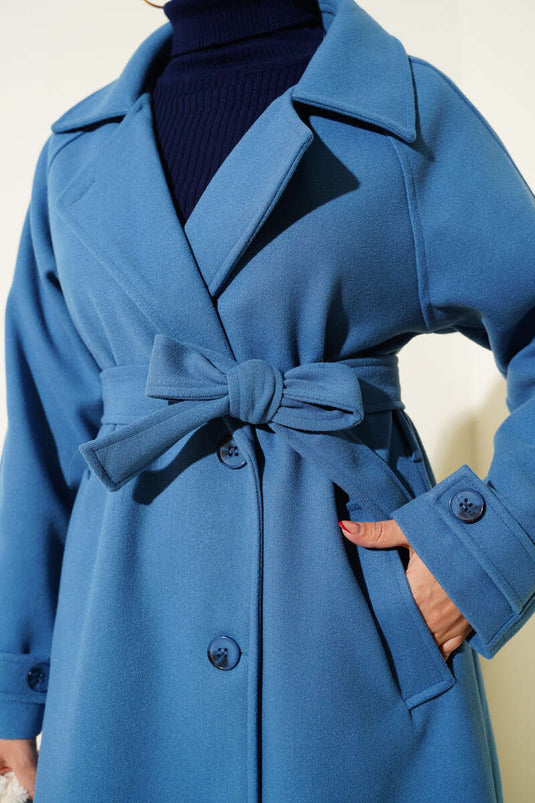 معطف تويد أزرق ذو ياقة متقاطعة وبأزرار خشبية