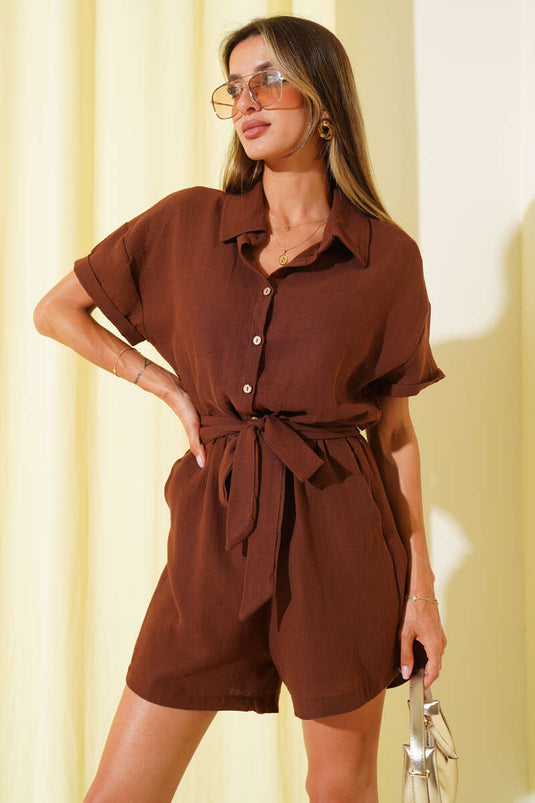 Combinaison courte à boutons en bois et ceinture, couleur café