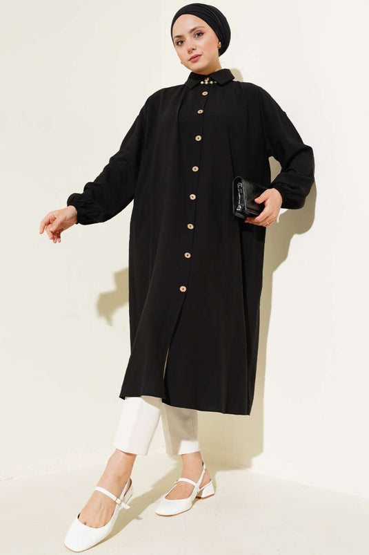 سترة طويلة بأزرار خشبية باللون الأسود