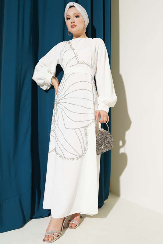 فستان سهرة أبيض مزين بزخارف من الزهور الحجرية