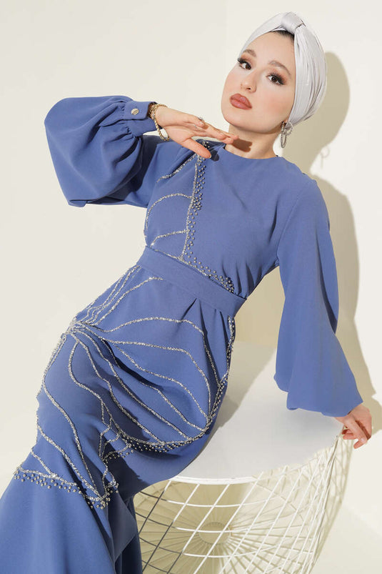 Indigo avondjurk met versiering van stenen bloemen