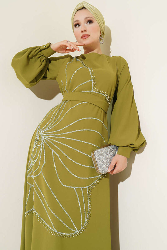 فستان سهرة مزين بزهرة حجرية باللون الأخضر الزيتوني