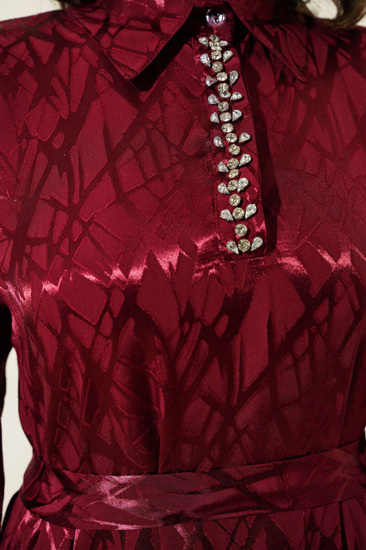 Abito con dettagli in pietra Borgogna