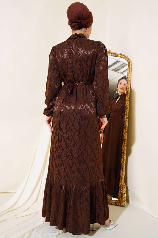 فستان بني بتفاصيل حجرية