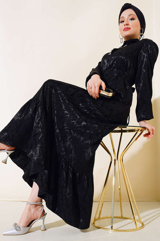 فستان أسود بتفاصيل حجرية