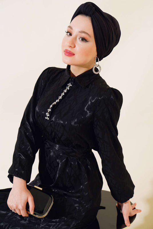 فستان أسود بتفاصيل حجرية