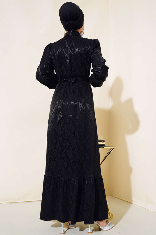 فستان أسود بتفاصيل حجرية