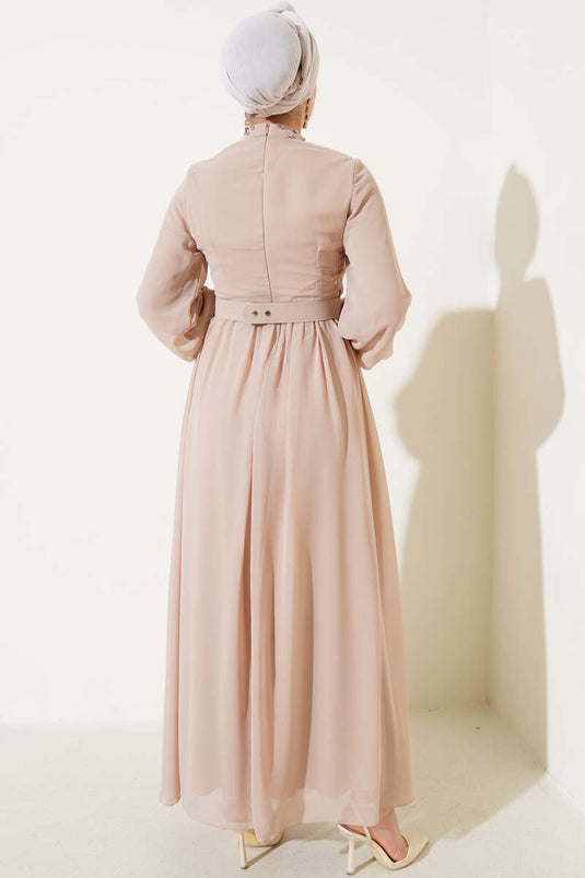 Taş Detaylı Kemerli Şifon Elbise Bej