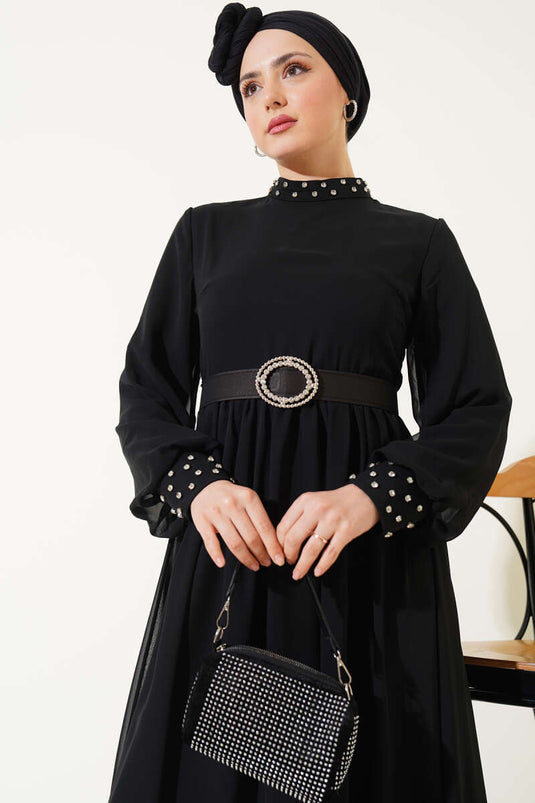 فستان شيفون بحزام وتفاصيل حجرية باللون الأسود