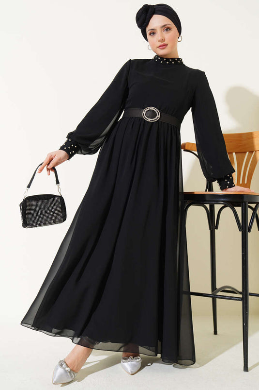 فستان شيفون بحزام وتفاصيل حجرية باللون الأسود