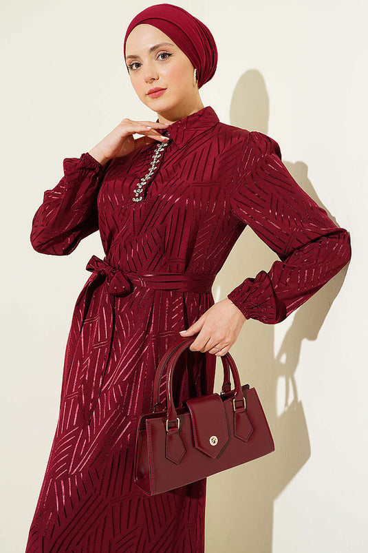 Robe jacquard bordeaux ceinturée avec détails en pierre