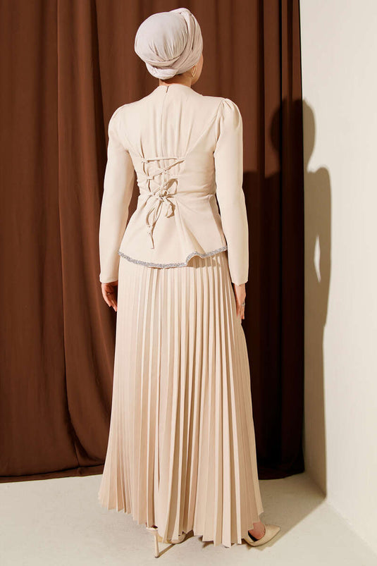 Ensemble deux pièces beige à jupe plissée et détails en pierre