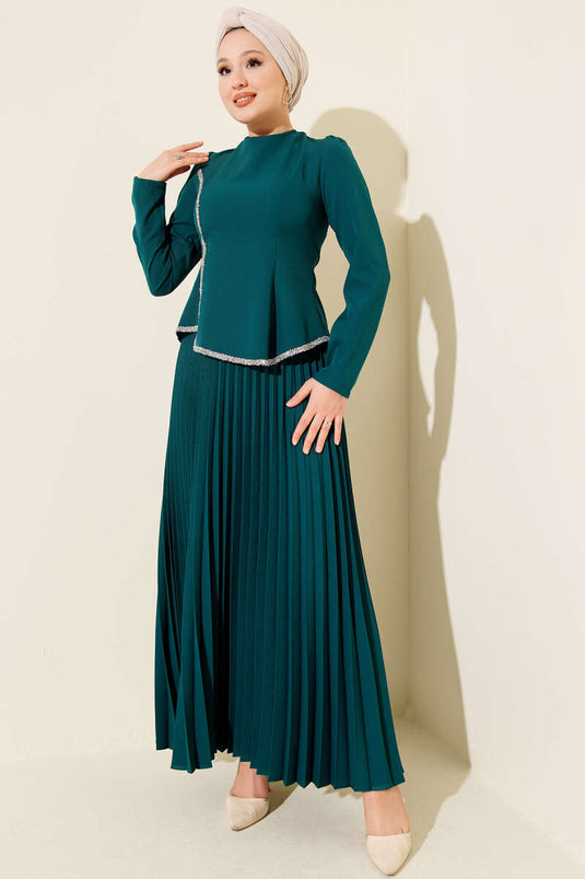 Ensemble deux pièces vert émeraude à jupe plissée et détails en pierre