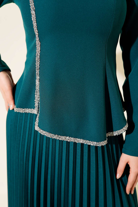 Ensemble deux pièces vert émeraude à jupe plissée et détails en pierre