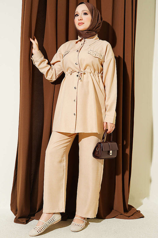Conjunto Doble Beige Con Solapa De Bolsillo Decorada Y Detalles De Piedra