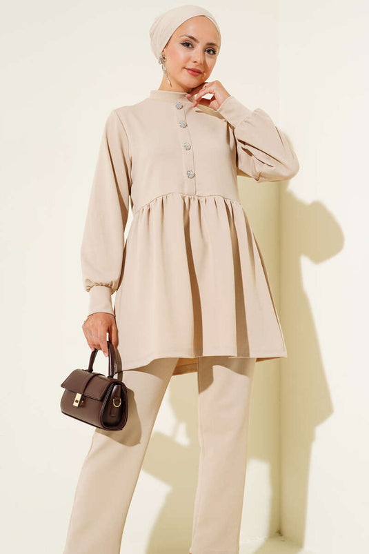 Ensemble deux pièces beige avec boutons en pierre