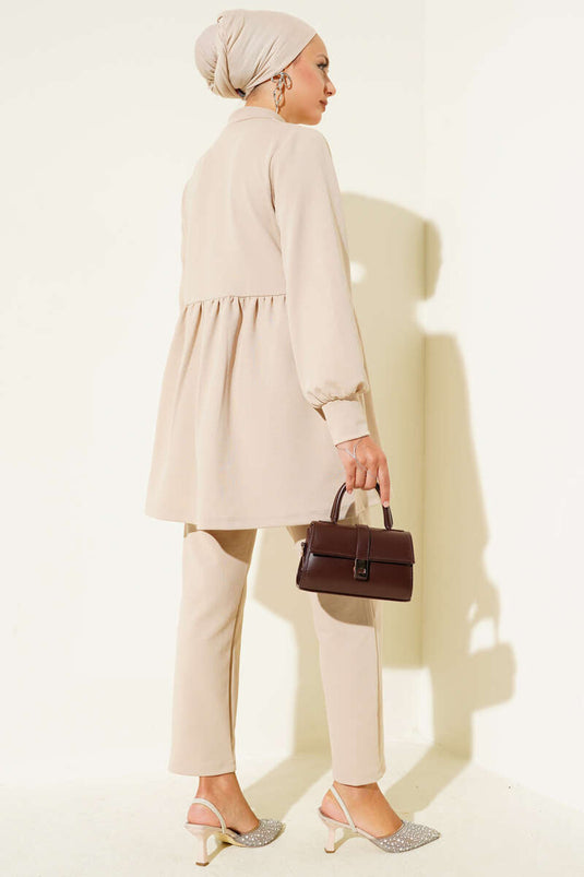 Ensemble deux pièces beige avec boutons en pierre