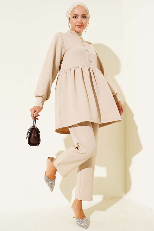 Ensemble deux pièces beige avec boutons en pierre