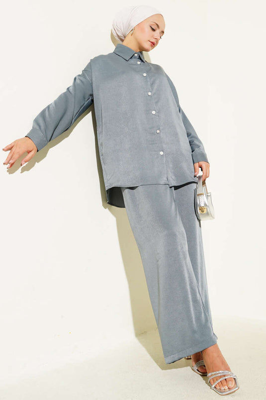 بدلة رمادية مكونة من قطعتين بتفاصيل أزرار حجرية