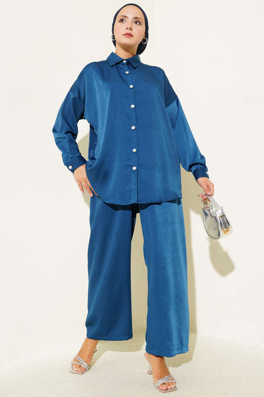 طقم من قطعتين مزين بأزرار حجرية باللون النيلي