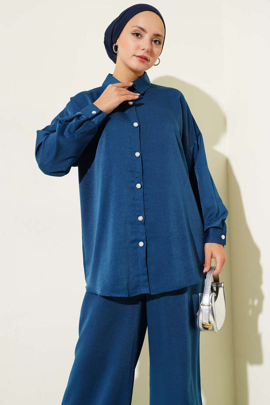 طقم من قطعتين مزين بأزرار حجرية باللون النيلي