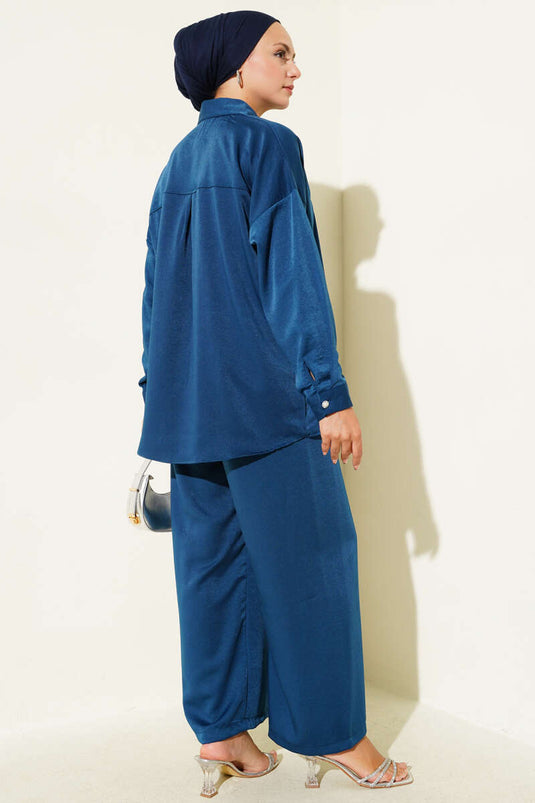 طقم من قطعتين مزين بأزرار حجرية باللون النيلي