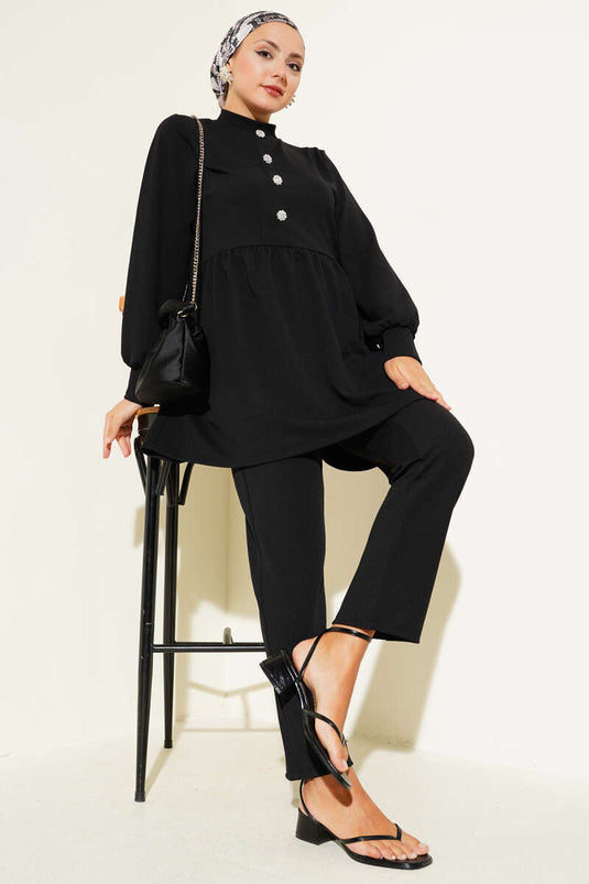 Costume deux pièces noir avec boutons en pierre