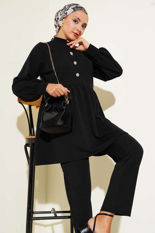 Costume deux pièces noir avec boutons en pierre