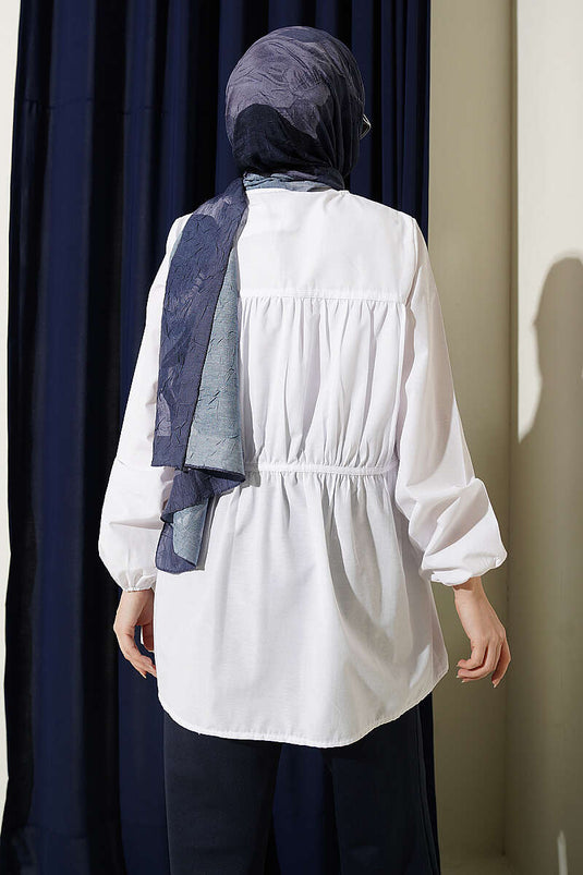 قميص أبيض بأزرار حجرية وتفصيل مجعد