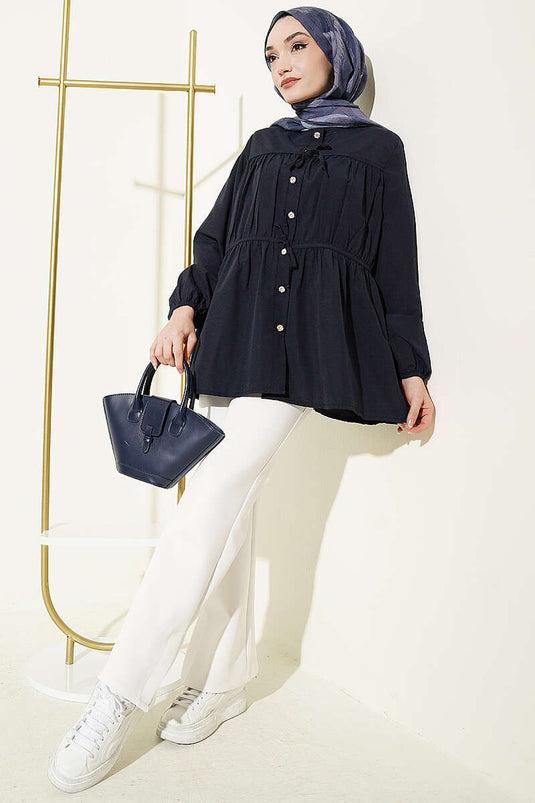 Camicia arricciata con bottoni in pietra blu scuro