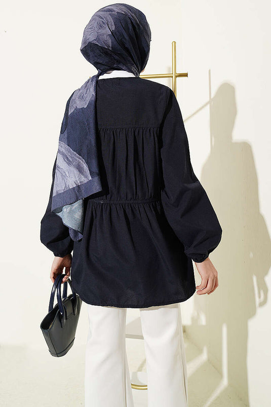 Camicia arricciata con bottoni in pietra blu scuro
