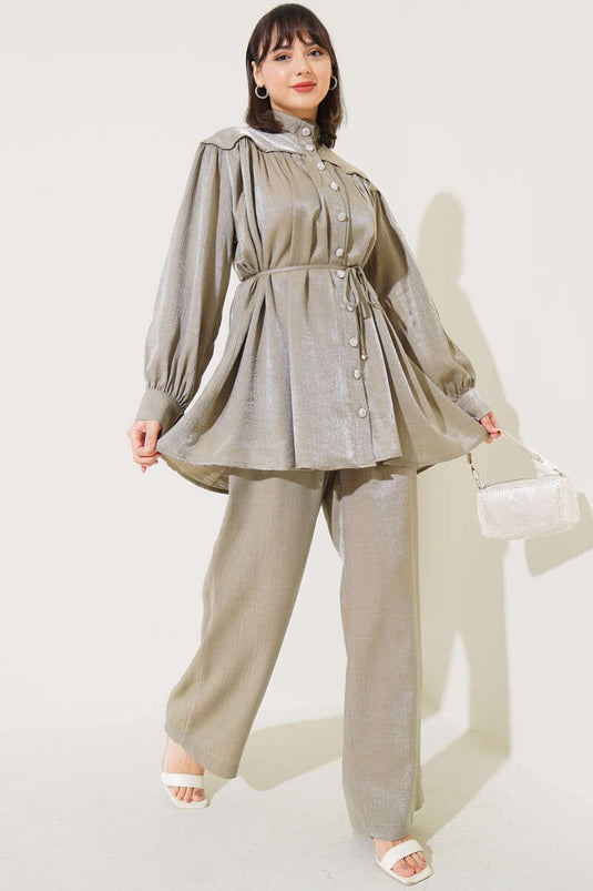 بدلة مكونة من قطعتين مطوية وأزرار حجرية باللون الكاكي