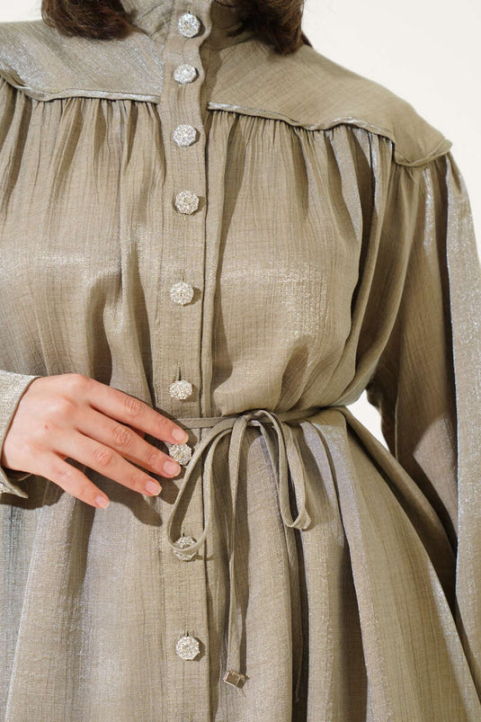 بدلة مكونة من قطعتين مطوية وأزرار حجرية باللون الكاكي