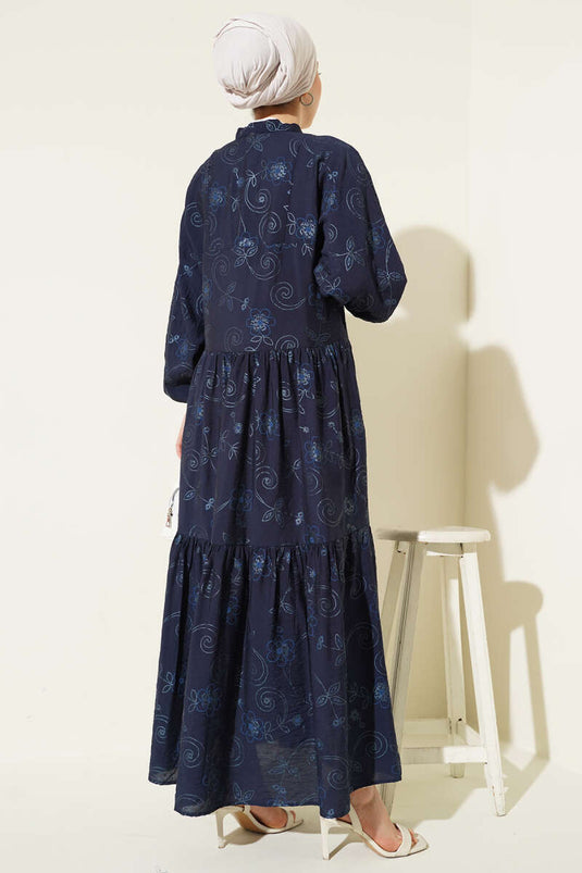 فستان أزرق داكن بنقشة زهور وأزرار حجرية