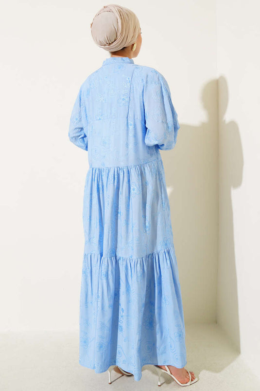 فستان أزرق منقوش بأزرار حجرية