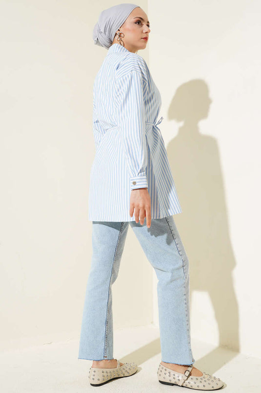 قميص مخطط بأزرار حجرية وحزام حبلي أزرق ثلجي
